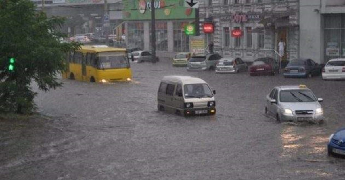 Как уберечь авто во время проливных дождей: советы экспертов