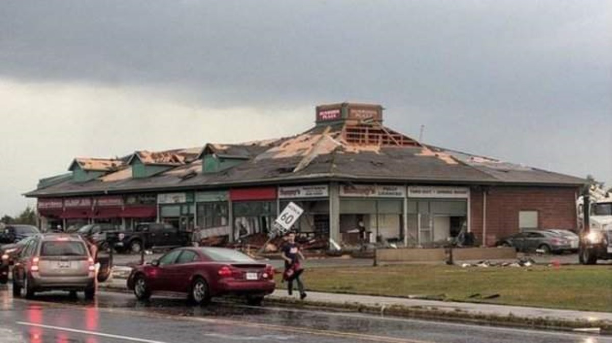 Мощный торнадо уничтожил столицу Канады