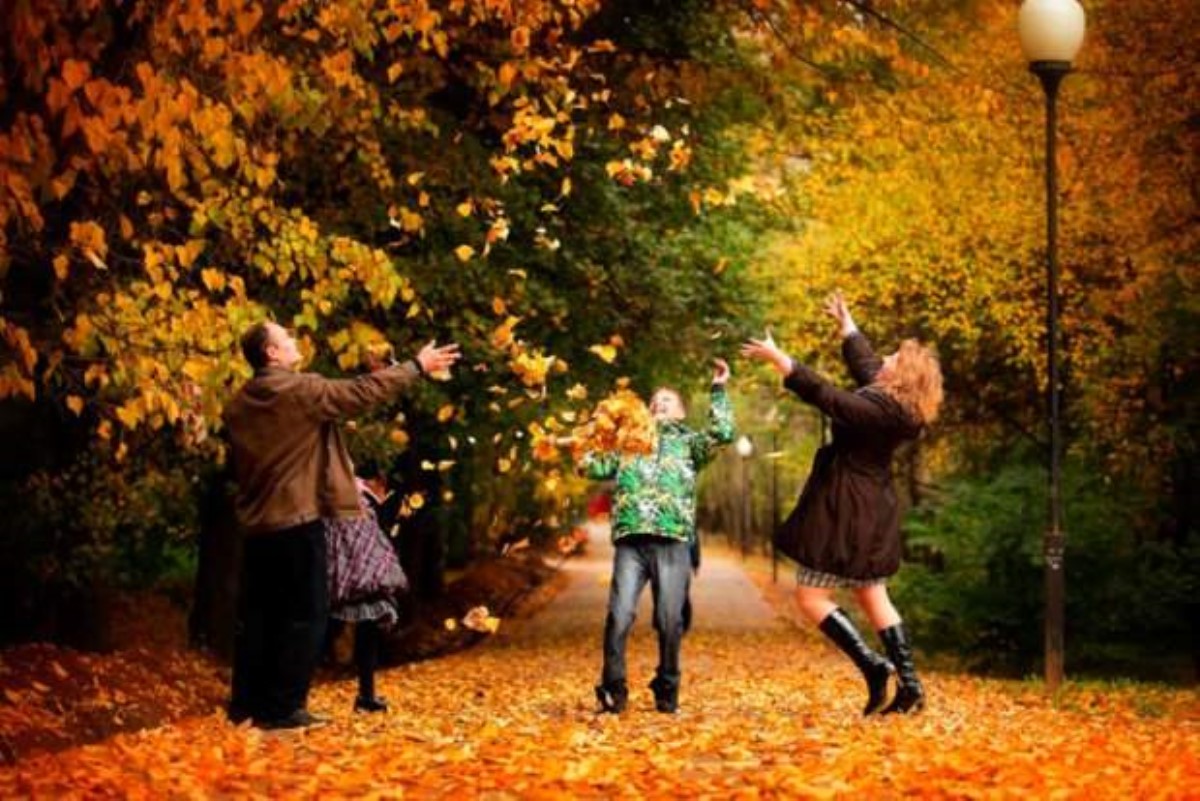 Осень другая семья. Осенняя прогулка. Прогулка в осеннем парке. Прогулка в парке. Люди в парке осень.