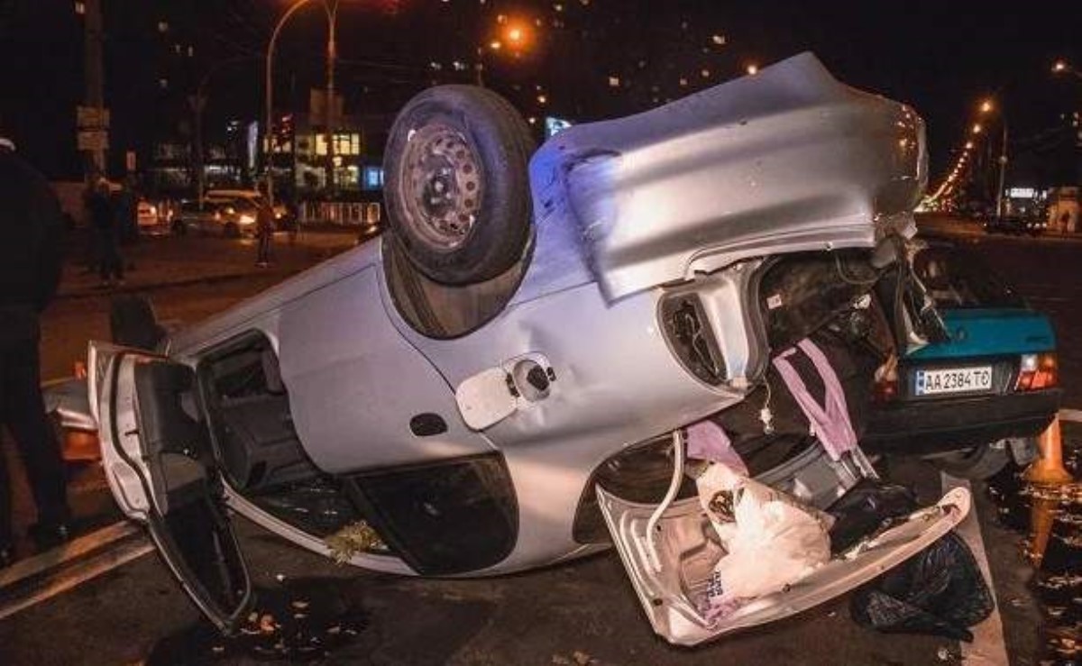 Погоня, наркотики и алкоголь: в Киеве Lanos врезался в три авто