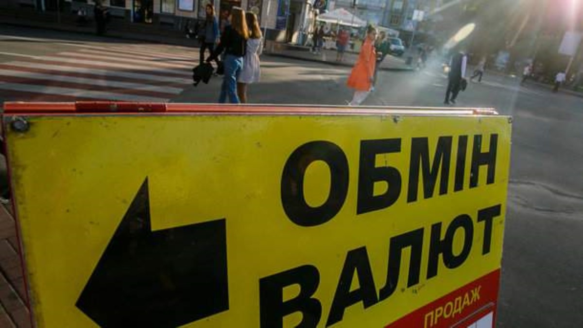 Гривна окрепла: курс доллара в Украине падает