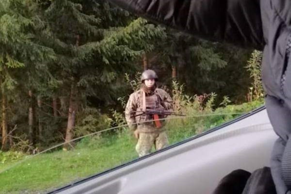 На популярном украинском курорте заметили вооруженных "зеленых человечков". Видео