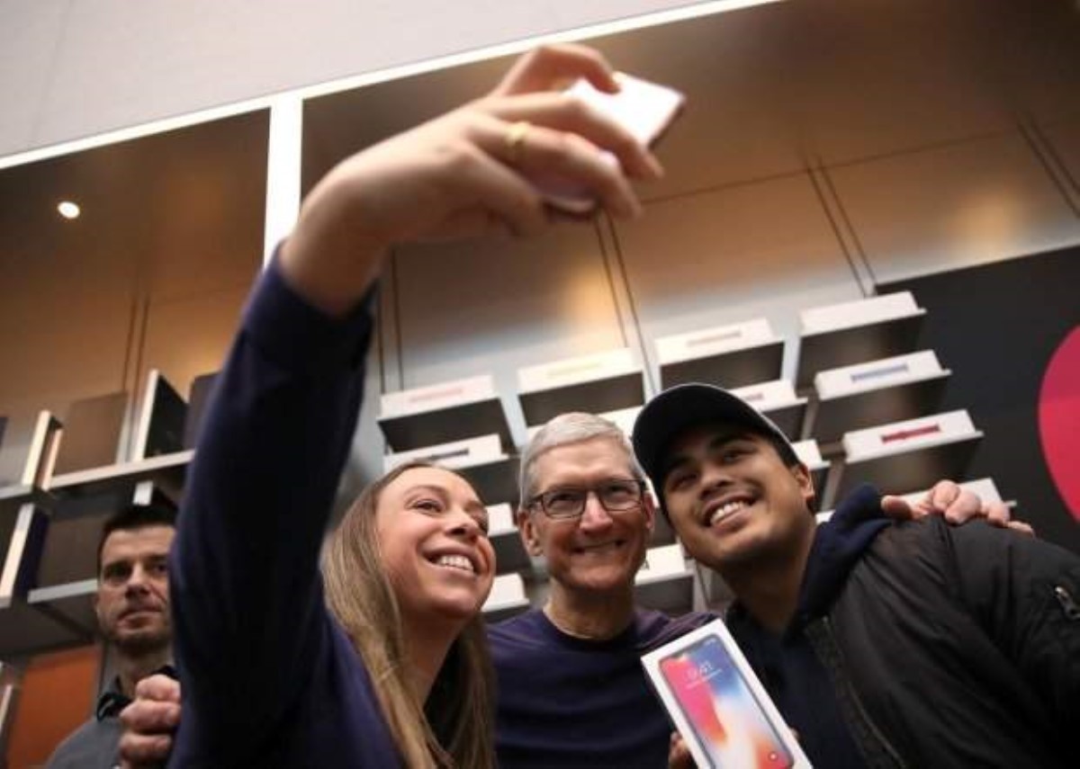 Владельцы новых iPhone не узнают себя на селфи: в сети скандал