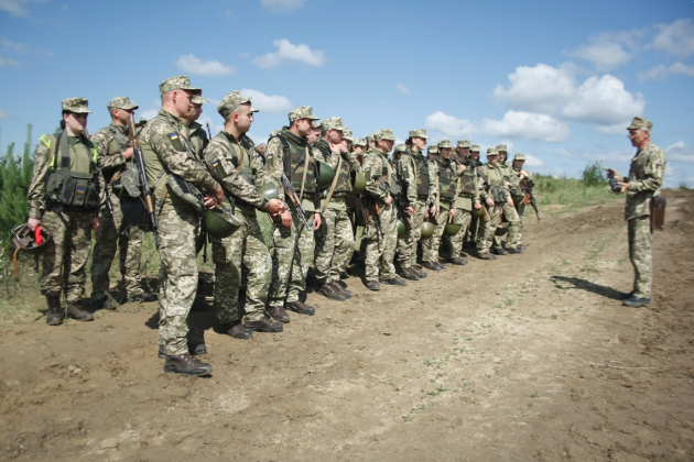 Почти 90% украинцев готовы защищать страну с оружием в руках - Порошенко