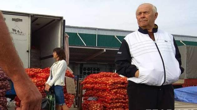 Ближайшего соратника Януковича заметили на рынке с мешком лука