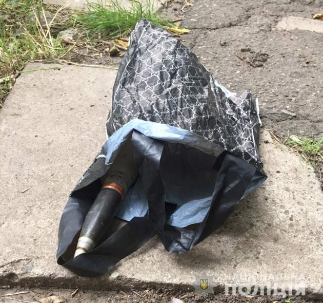 Испугался полицейских: В Одессе мужчина бросил из окна квартиры на 13-м этаже боевой снаряд