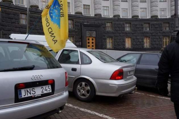 Украинцев активно ловят с поддельными документами на евробляхи