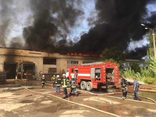 На фабрике в Житомире вспыхнул огромный пожар. Видео