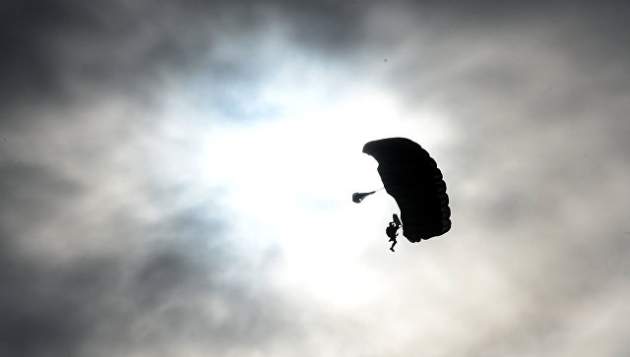 В России парашютисты приземлились на электропровода