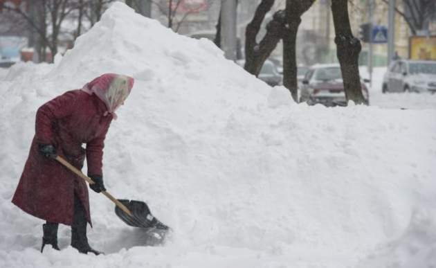 Зима начала атаку: Украину засыпало снегом