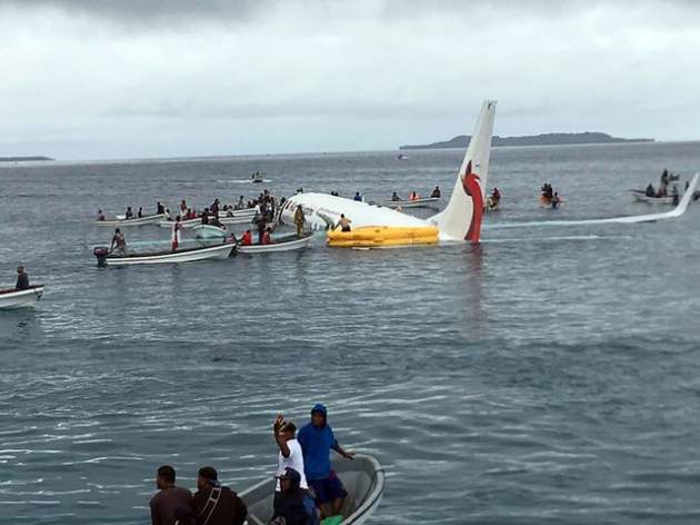 Падение Boeing в океан: появилось шокирующее видео