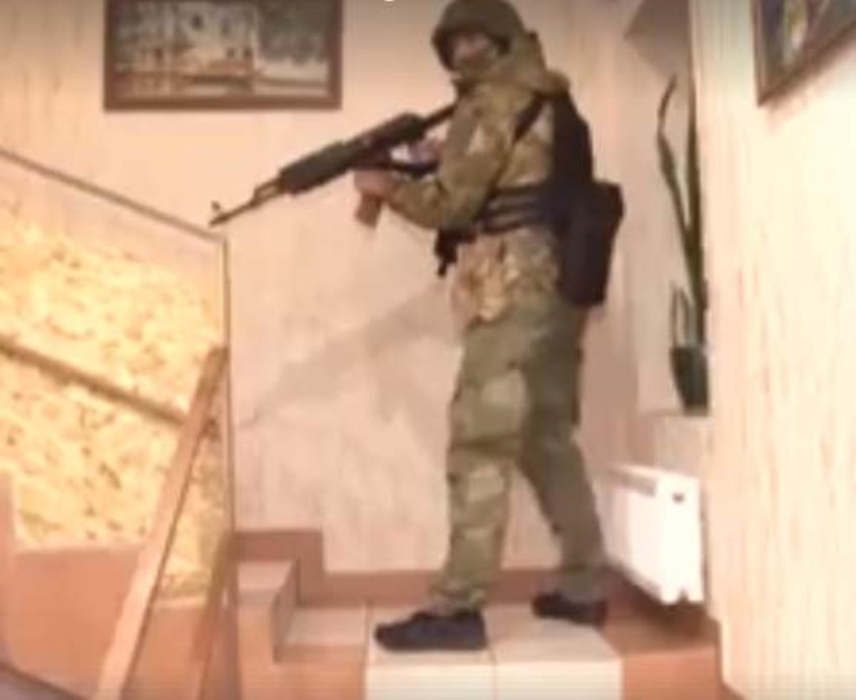 В отеле Одессы задержаны 25 вооруженных мужчин. Видео