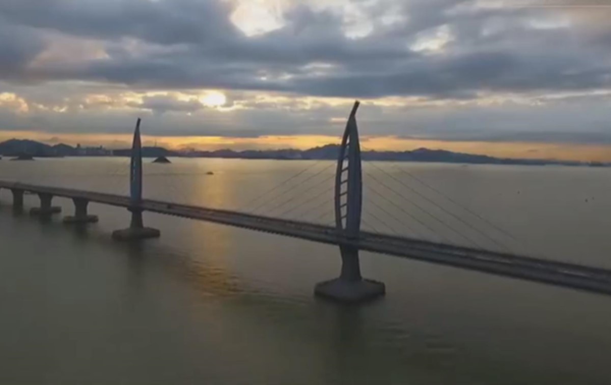 Открыт самый длинный мост над морем. Видео