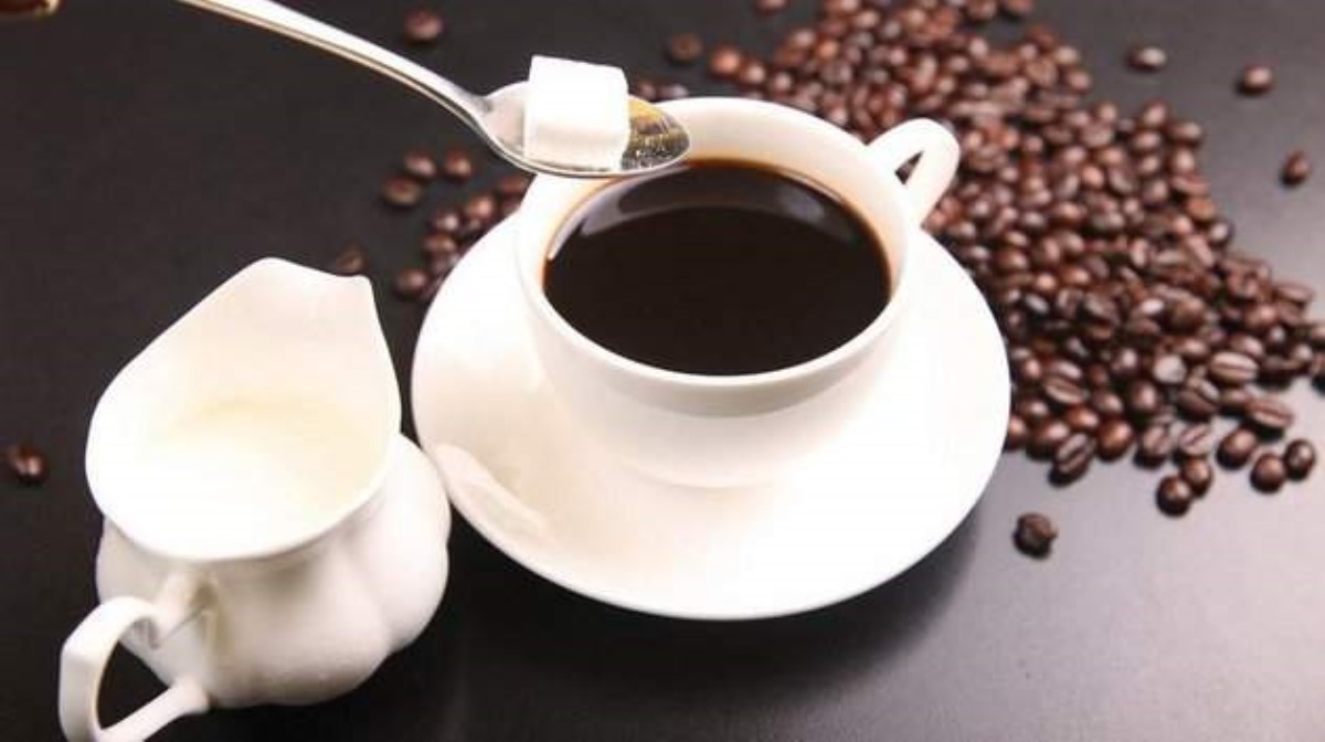 Необычный кофе: зачем в напиток класть активированный уголь