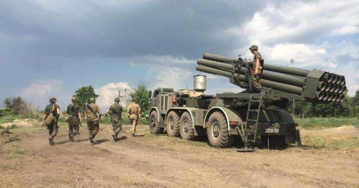 Боевики на камеру открыли «показательный» огонь из «Града»: переведут стрелки на ВСУ
