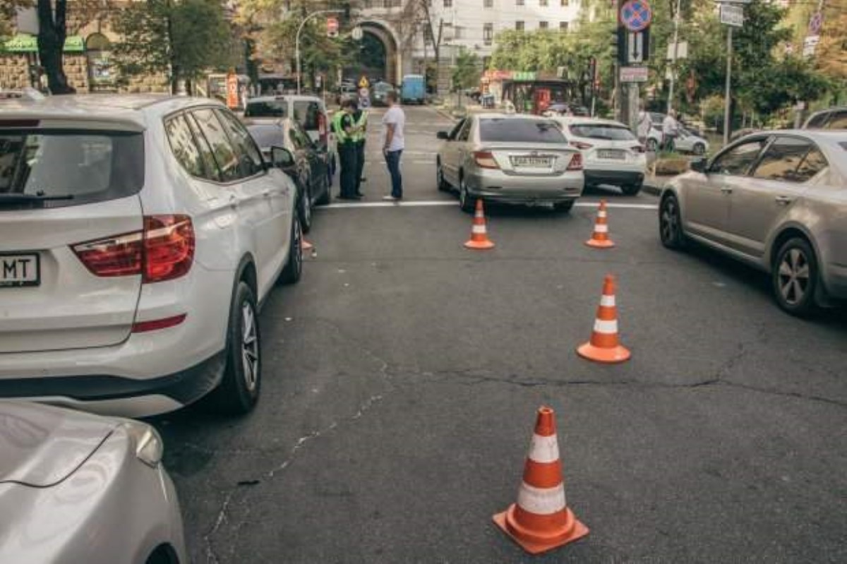 В Киеве отремонтированная дорога "засосала" водителя с машиной