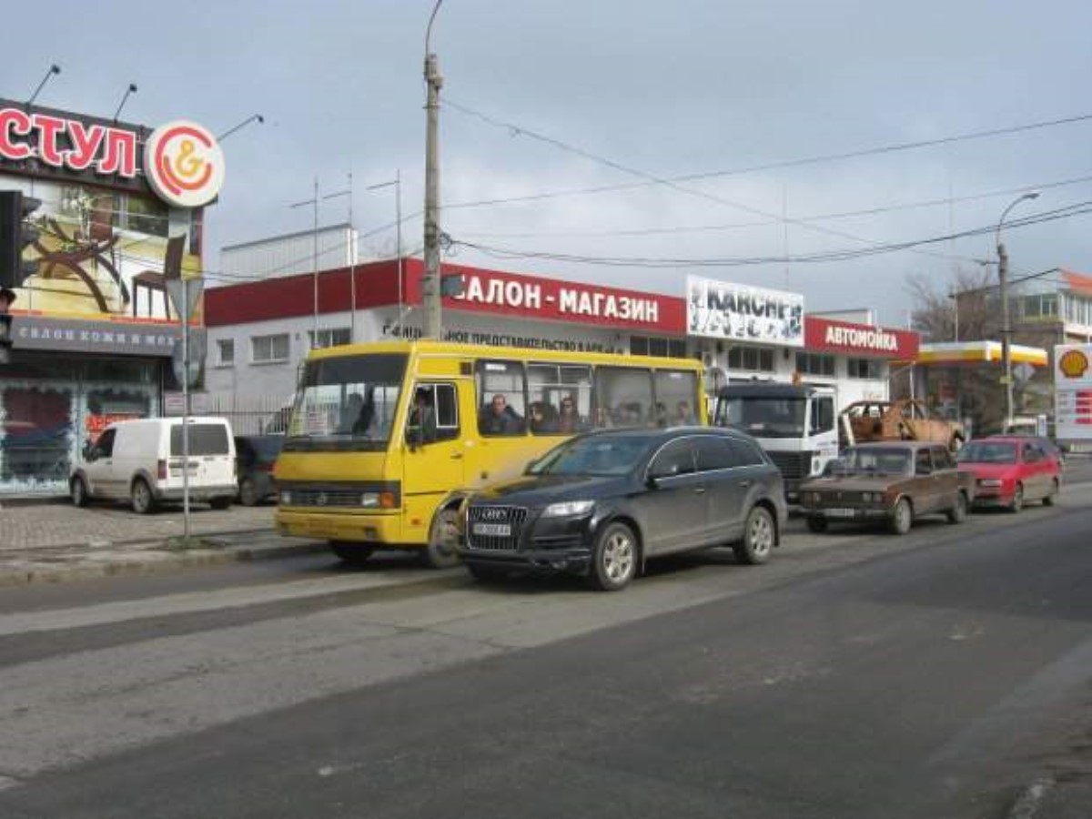 Неадекватный водитель "избил" киевскую маршрутку. Видео
