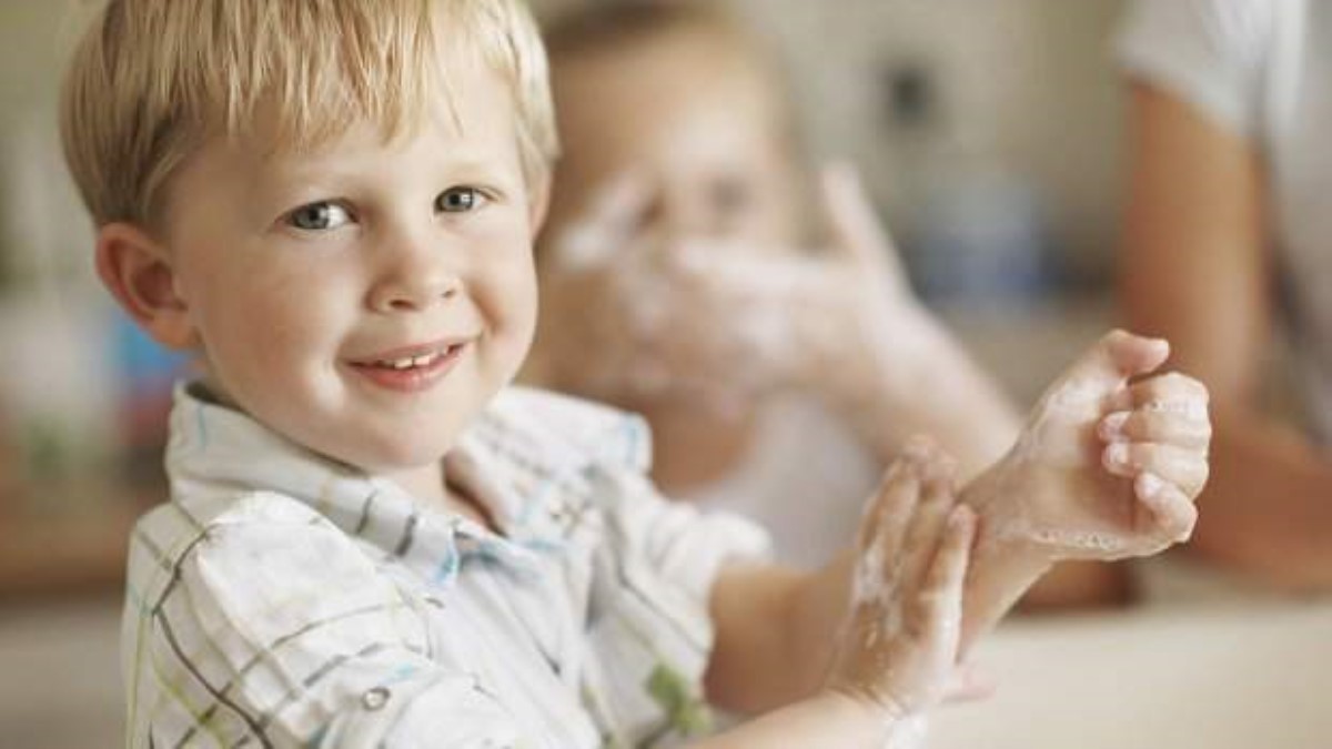 Антисептик или мыло: чем лучше мыть руки детям