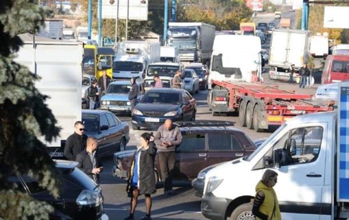 В Одессе автомобилисты перекрывали въезд в город