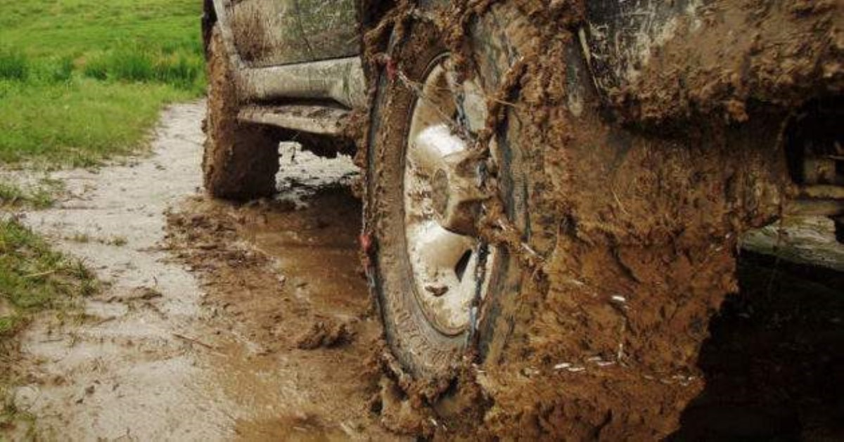 Машина застряла в грязи: советы, которые помогут избежать проблем