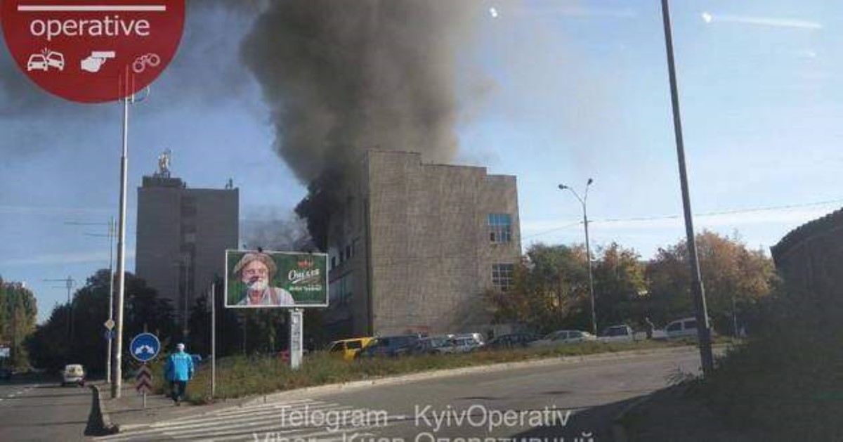 В Киеве вспыхнул пожар в здании нового канала Мураева: фото и видео