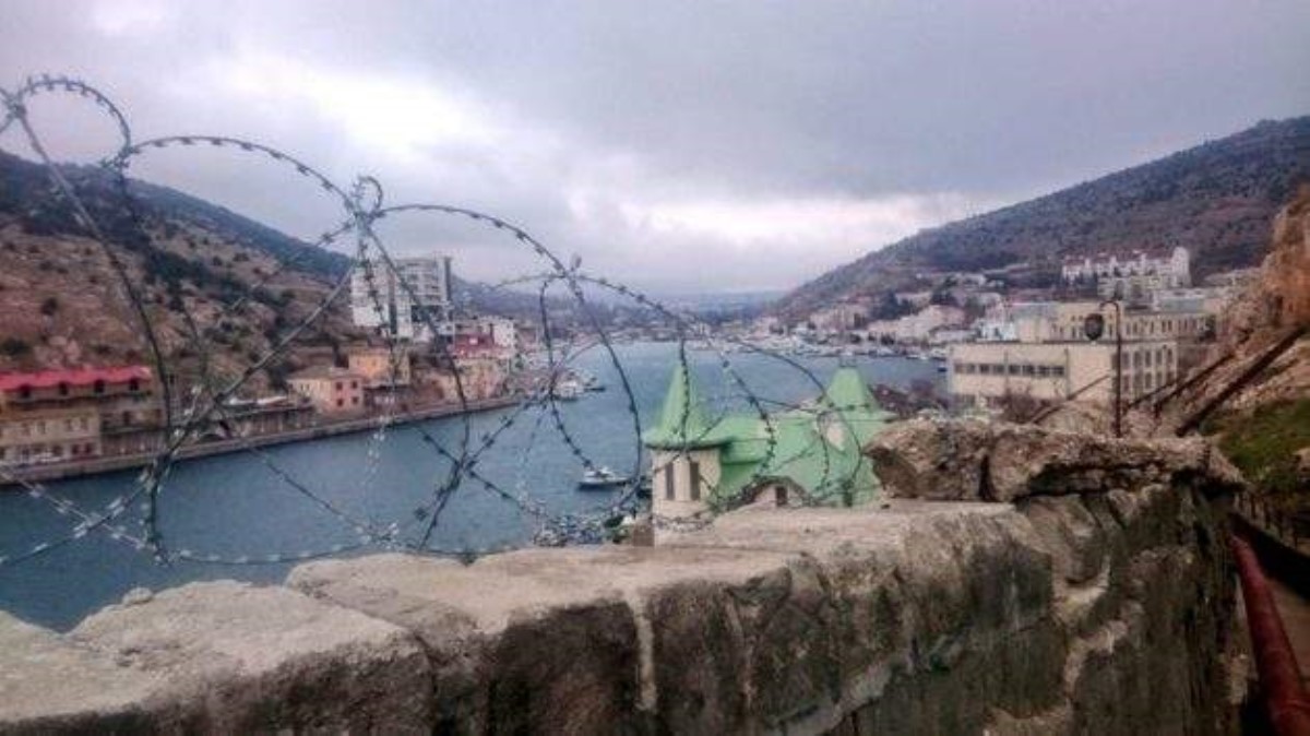 В Крыму новые "камни с неба": вода фиолетовая, запах непередаваемый