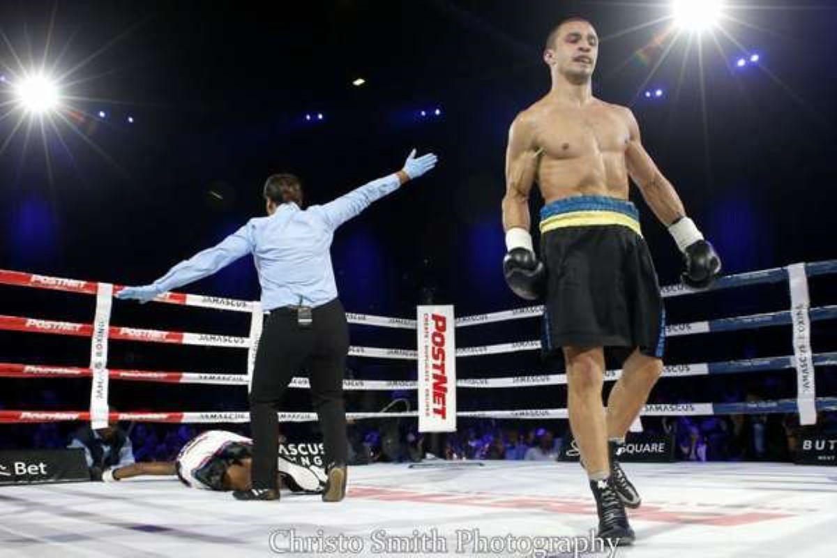 Вырубил: непобедимый украинский боксер добыл победу брутальным нокаутом - видеофакт