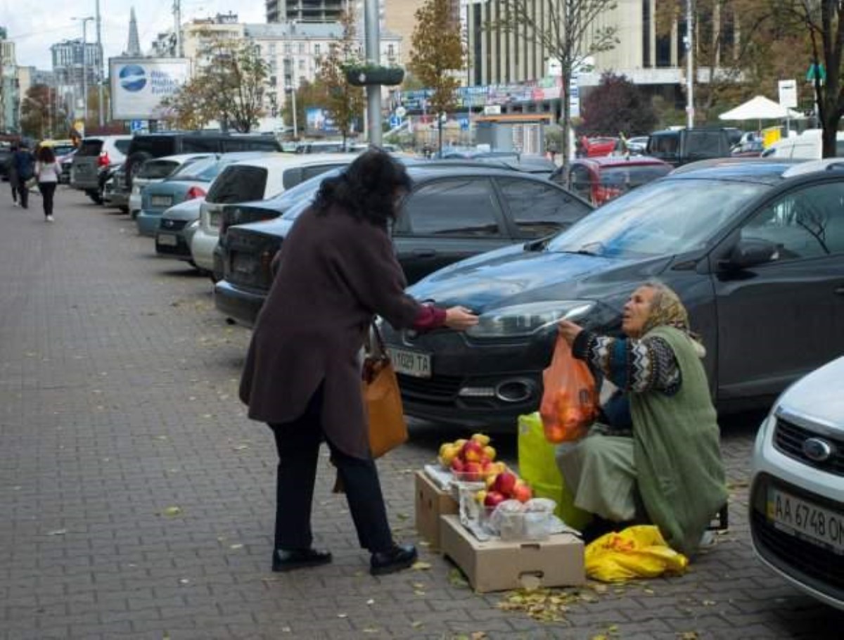 Украинцам доступно показали, как народ оказался на дне бедности