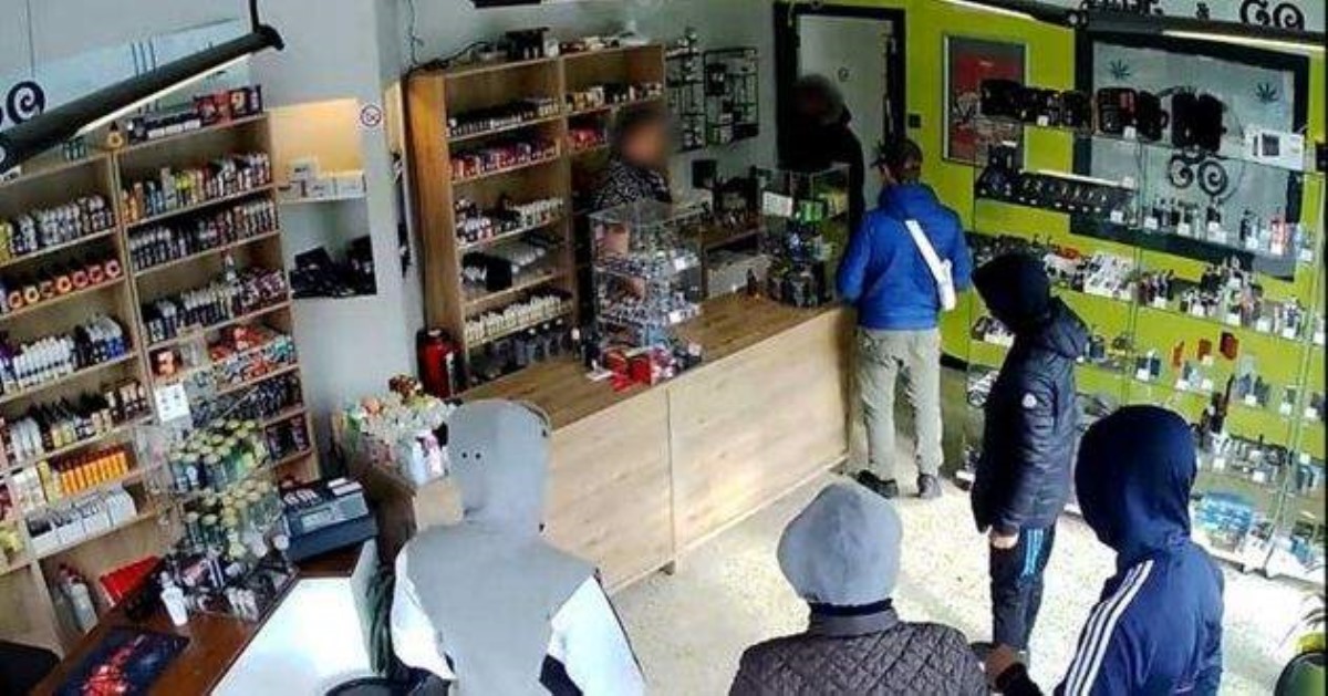 В магазине толпу грабителей попросили зайти позже: самая нелепая история