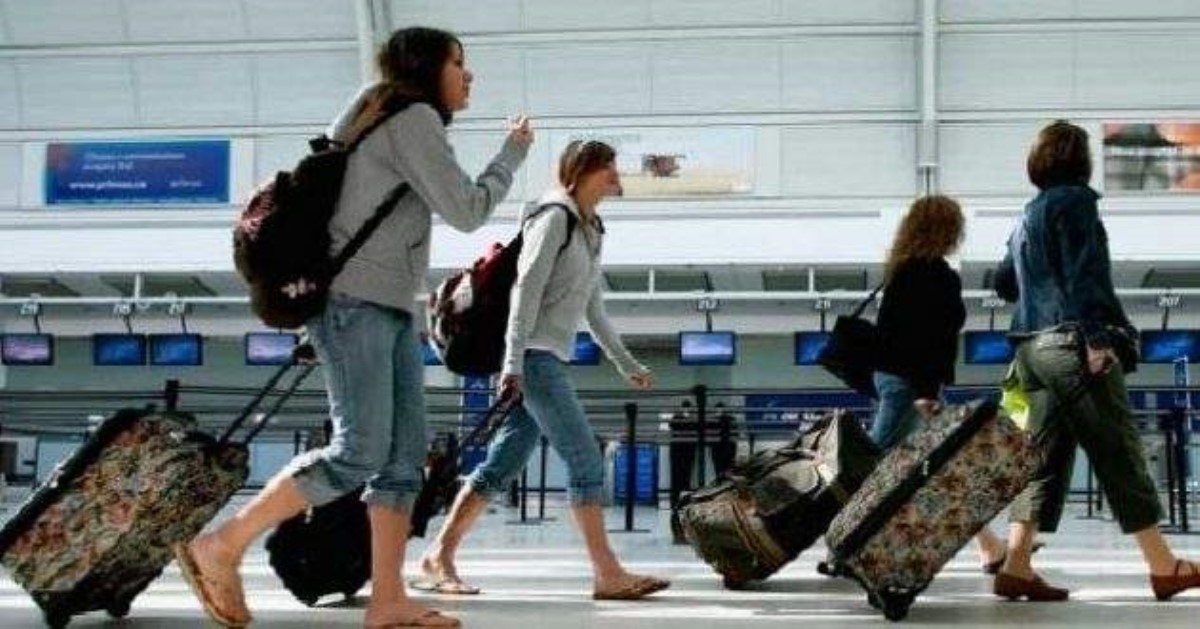Работа в Польше: в столице появилась неоднозначная реклама с украинками: подробности