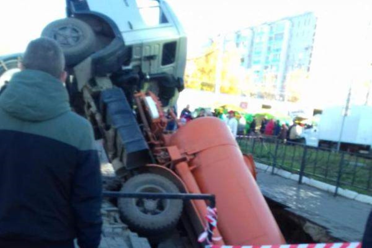 В России грузовик "засосало" под землю