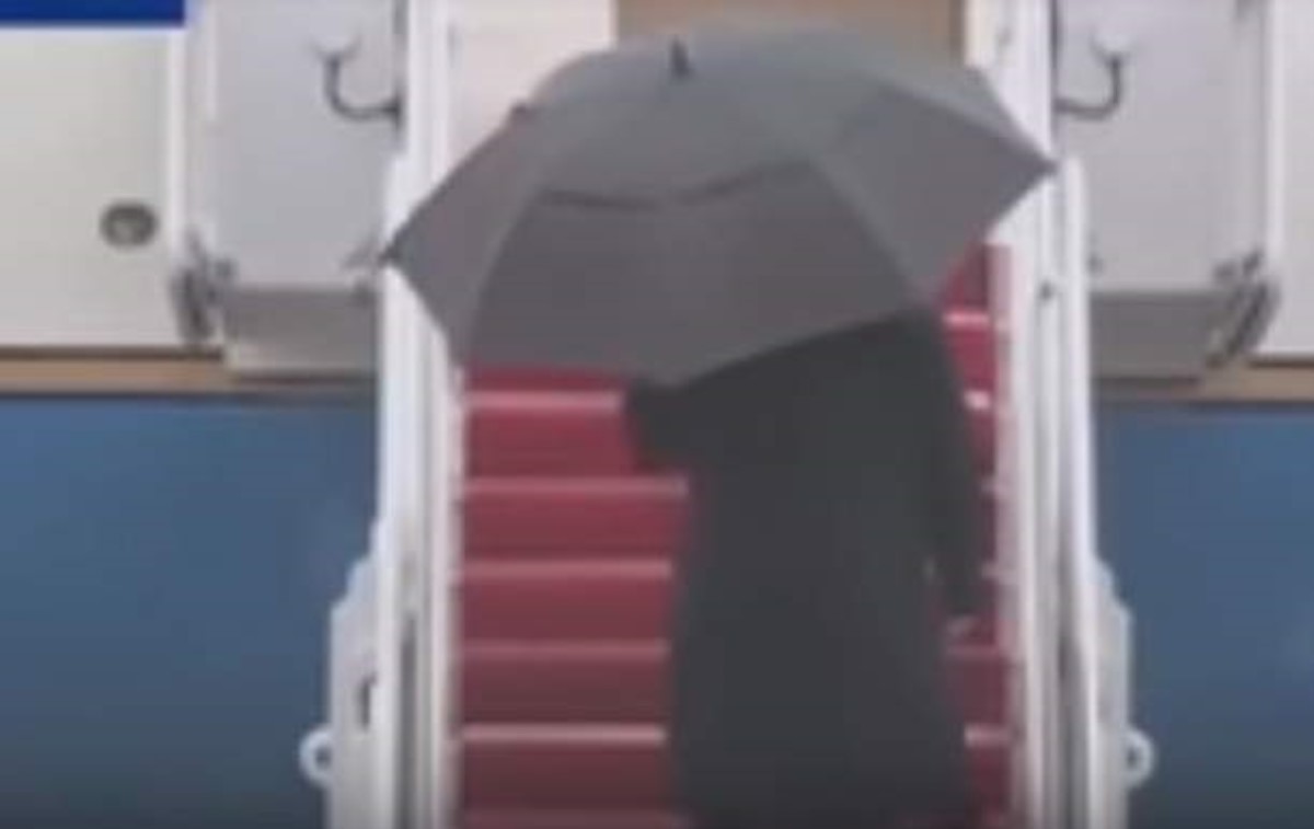 Трамп оконфузился с зонтом