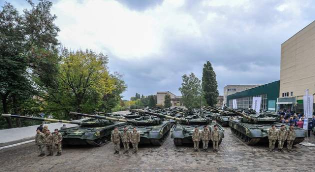ВСУ получили 16 модернизированных танков и новые БТРы. Видео