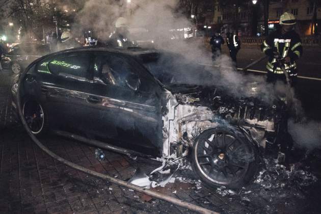 В центре Киева сгорел Porsche Panamera. Фото