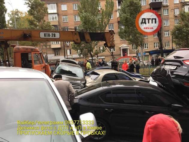 Масштабное ДТП в Киеве: кран протаранил 10 авто, есть пострадавшие