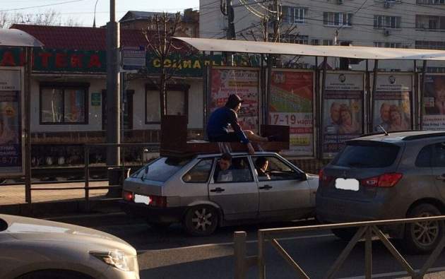 Авто летело по тротуару с человеком на крыше: видео странного инцидента в Киеве