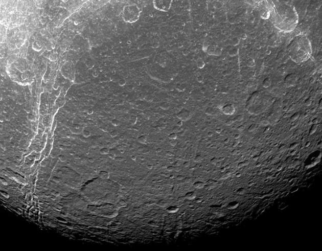 Астрономы нашли загадочные «петроглифы» на спутнике Сатурна