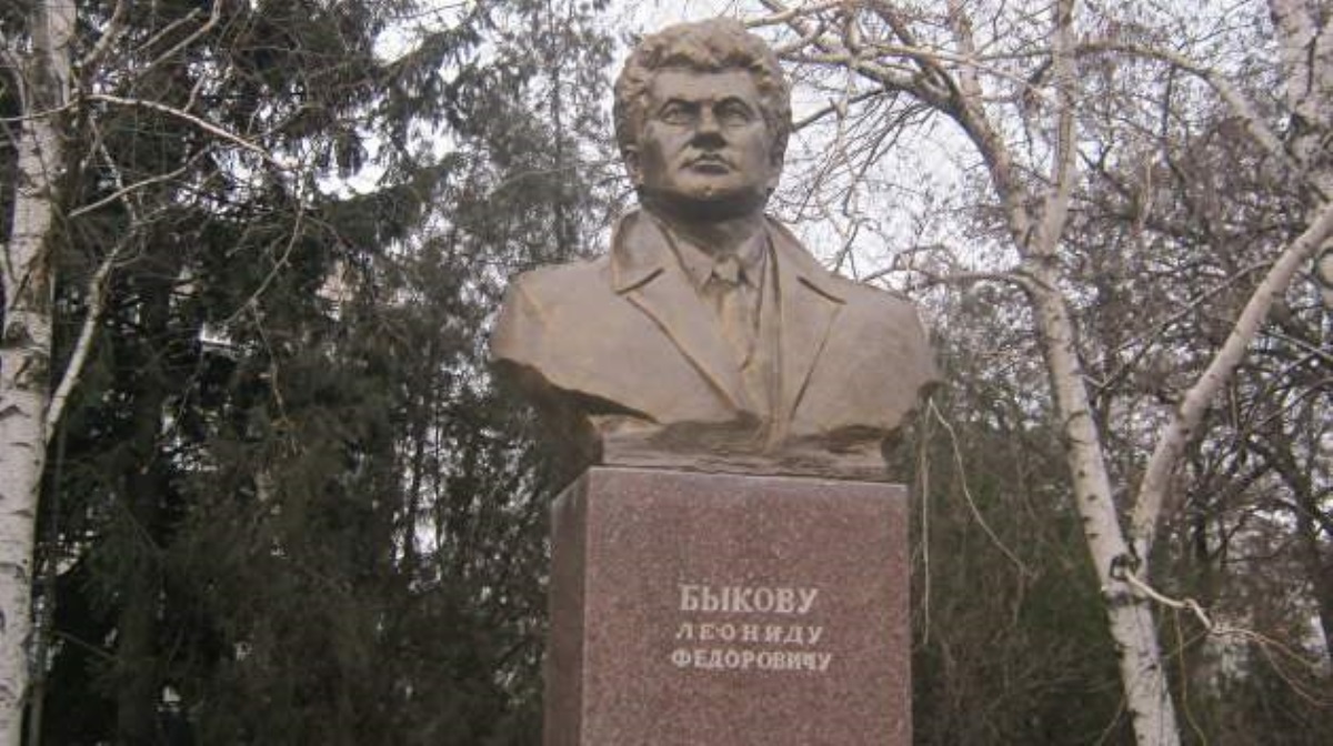 Жуткая находка: в Киеве у памятника Леониду Быкову нашли свежую детскую могилу