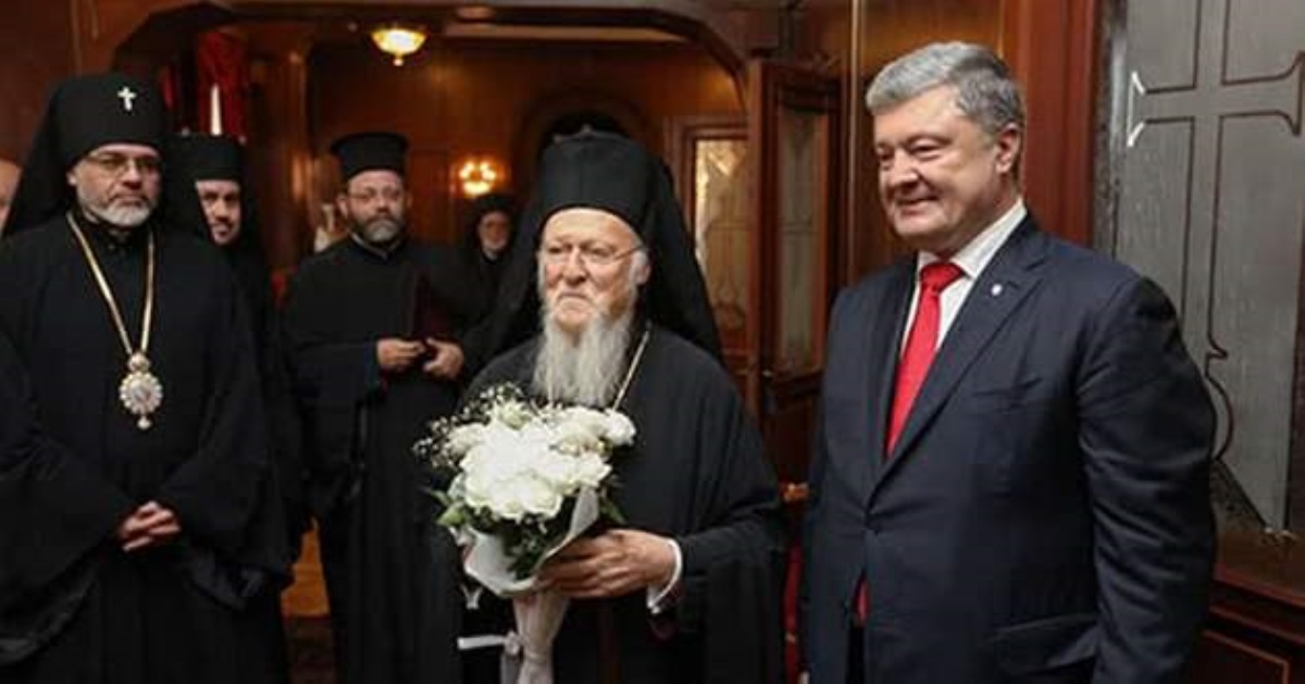 Порошенко прибыл в Турцию и встретился с Варфоломеем: подробности визита
