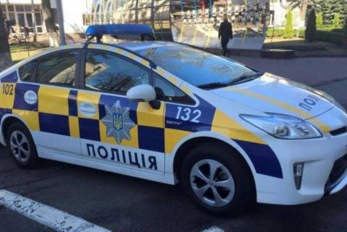 В Киеве налетчики под видом полиции избили и ограбили прохожего