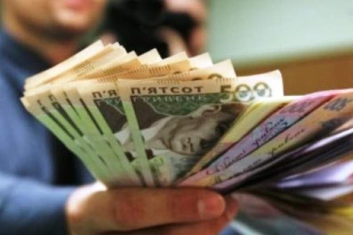 Украинцы понесли деньги банкирам