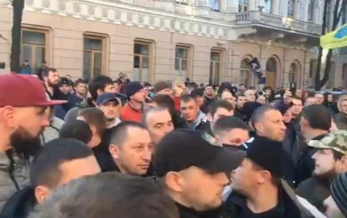 "Евробляхеры" продолжают блокировать центр Киева