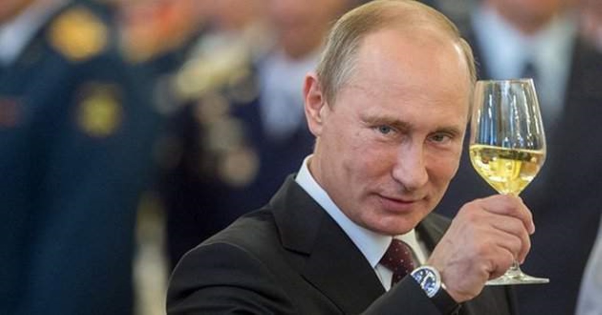 Путина поймали в жарких объятиях с мужчиной