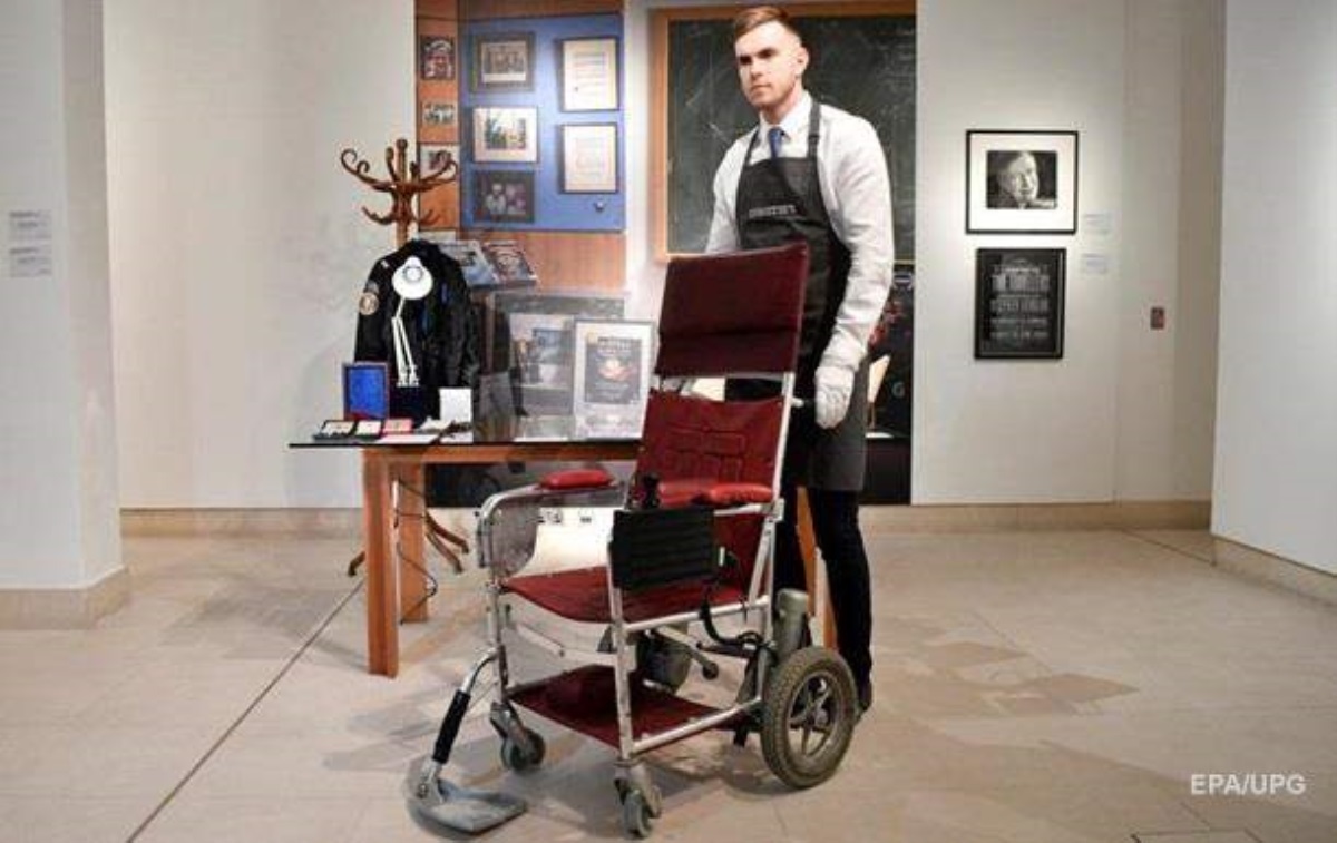 Кресло Стивена Хокинга продали на аукционе за огромную сумму