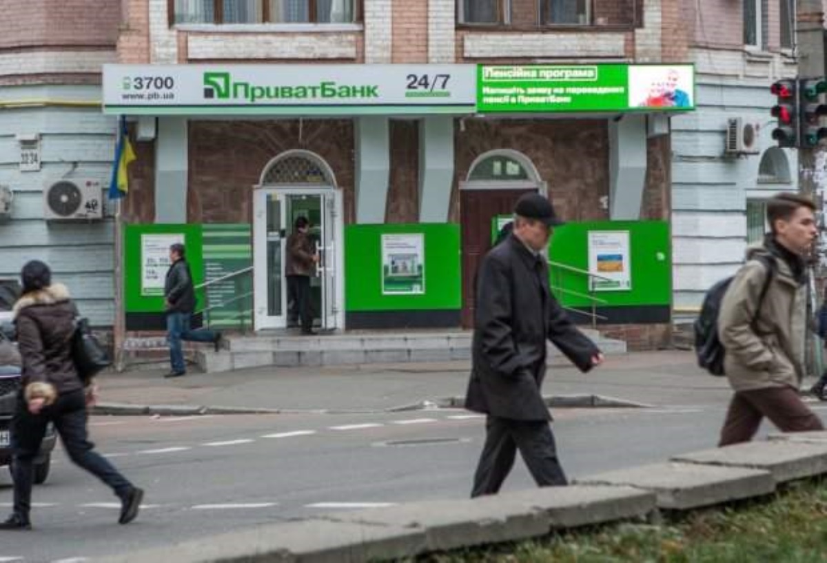 Масштабный сбой в "ПриватБанке" временно оставил украинцев без денег