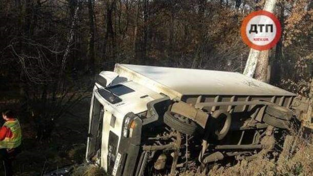 Автомобиль нардепа Лещенко протаранил грузовик