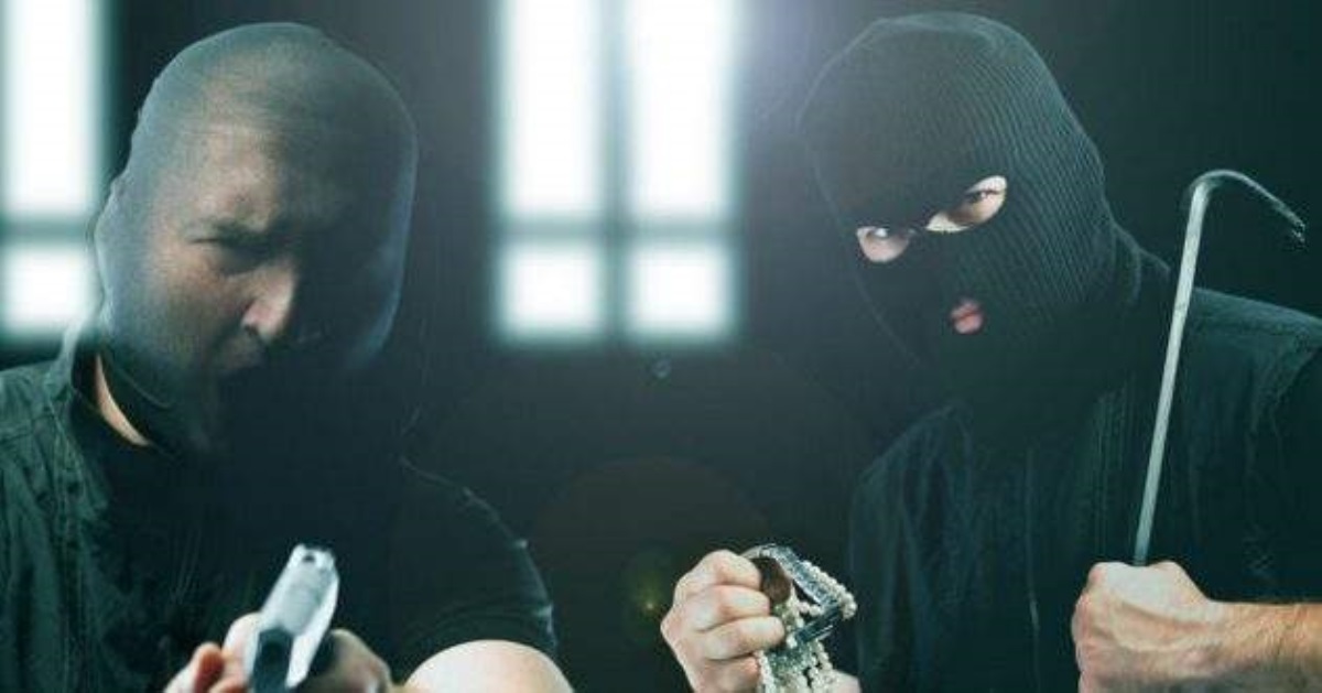 Бандиты вломились к популярному украинскому певцу, повсюду битое стекло