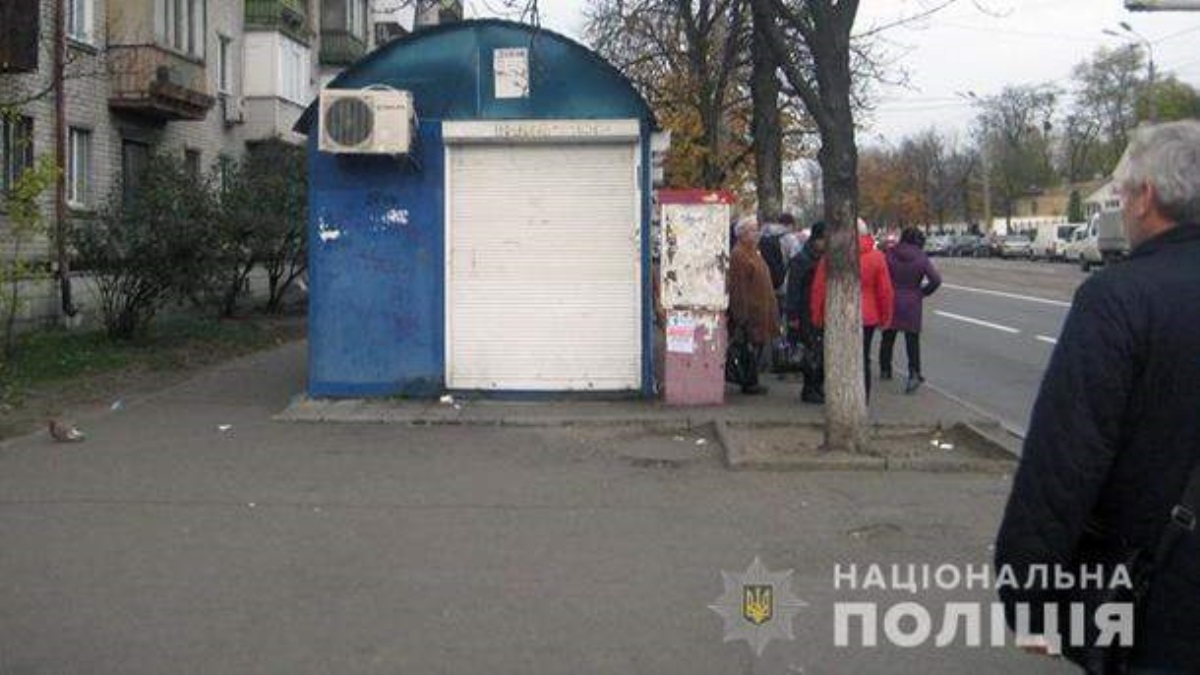 В Киеве мужчину ограбили среди белого дня на остановке