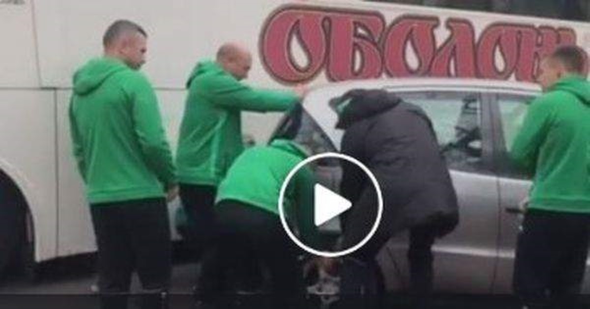 В Киеве футболисты Оболони проучили автохама, оттащив его автомобиль на тротуар