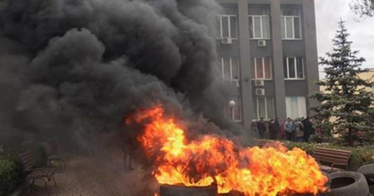 В Кривом Роге газовый бунт – люди зажгли шины
